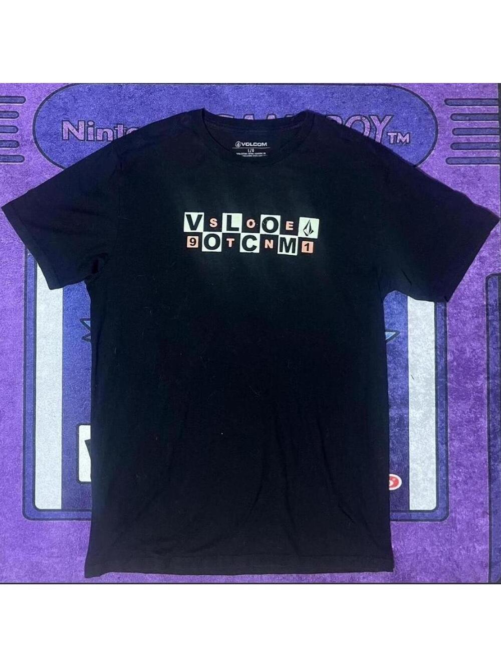 Large retro Volcom skater tshirt